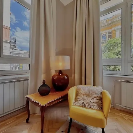 Window - Ferenciek * בודפשט